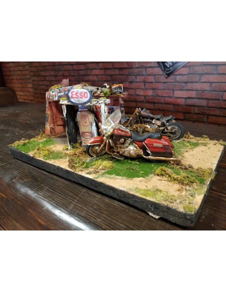 Diorama Road King e Dyna demolita con pompa di benzina